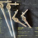 Čtyři chromované kovové ramena držáků na bicí nástroje. Na každém kusu je viditelné logo Pearl. Povrch je lesklý, bez viditelných známek opotřebení.…
