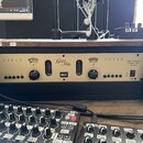 Zlatý rackový mikrofonní předzesilovač s nápisy Gold Mike, Vacuum-Tube Microphone Preamplifier a High Definition Double-Mono Circuitry. Na předním pa…