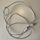 Bílý USB kabel s konektory typu USB-A a Mini-USB. Na izolaci kabelu je vidět opakovaný nápis „LUVYCAPS-107 4 AWG 83121017 STYLE TW-1 80 C“. Povrch ka…