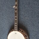 Kruhové banjo s bílou membránou a chromovaným kroužkem. Na hmatníku jsou vyznačeny ornamenty ve tvaru květin a na hlavě je nápis „Hardy Banjo“. Nástr…