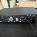 Černý kytarový zesilovač s nápisem Ampeg a označením modelu PF-800. Na zadním panelu jsou vidět různé konektory, včetně vstupů a výstupů s popisky ja…