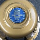 Zlatý reproduktor s kulatým kovovým rámem a magnetem. Na modrém středovém štítku je bílý nápis CELESTION LOUDSPEAKERS, G10 ALNICO a Gold, v dolním ok…