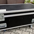 Černý transportní flightcase s hliníkovými hranami a rohy. Na horní části je nalepený bílý štítek s nápisem „30 kg“. Case je vybaven dvěma zámky, dvě…