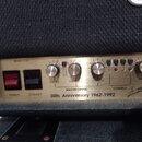 Detail ovládacího panelu kytarového komba v zlaté barvě. Na panelu jsou nápisy Model 6100, VOLUME, PRESENCE, EFFECTS, MASTER OUTPUT, CONTROL, BASS a…