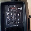 Černý reproduktor značky Laney s ovládacím panelem. Panel obsahuje displej MEDIA PLAYER, Bluetooth symbol, USB port a slot SD CARD s nápisem AUDIOHUB…
