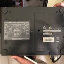 Fotografie zachycuje spodní stranu černého elektronického zařízení. Na bílé nálepce je uveden nápis EFX-1000 BLOCK DIAGRAM, schéma zapojení a text 96…