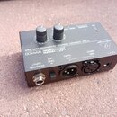 Černý kompaktní sluchátkový zesilovač s nápisy MicroMON MA400 a ULTRA-COMPACT MONITOR HEADPHONE AMPLIFIER. Na horní straně jsou dva černé oválné ovla…