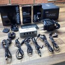 Sada napájecího zdroje MXR mini iso-brick™, která obsahuje stříbrný kovový blok s nápisem MXR mini iso-brick™, čtyři výstupy a ovládací prvky. Součás…