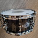 Černý buben s chromovaným obručováním a ladidly. Na korpusu je oválný štítek s nápisy SONOR, SELECT FORCE a Canadian Maple Shell CLT Since 1876. Na b…