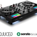 Černý DJ kontrolér s dvěma jog-koly, faderem a podsvícenými padsy v barevněch modré, růžové, žluté a zelené. Na přístroji jsou viditelné nápisy Hercu…