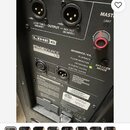 Detail zadní strany černého reproduktoru s nápisy LINE 6 a STAGESOURCE L3t. Jsou vidět vstupní konektory INPUT a AUX, výstupy LOOP THRU (LINE INPUT),…