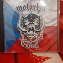 Plastové CD pouzdro s papírovým obalem. Na obalu je zobrazen nápis motörhut, stylizovaná lebka v přilbici s rohy a řetězy na pozadí české vlajky, v d…