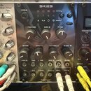 Černý modul efektového procesoru s nápisem SKIES a logem behringer v dolní části. Zařízení obsahuje sedm otočných potenciometrů s popisky POSITION, S…