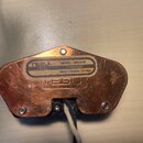 Fotografie znázorňuje zadní stranu snímače v měděném provedení. Na horní části je nalepený štítek s nápisy TESLA TEST, MODEL: OPUS-TE a POSITION Neck…