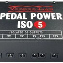 Černý napájecí zdroj pro efektové pedály s nápisy Voodoo Lab, PEDAL POWER a ISO 5. Na horní straně je tabulka ISOLATED DC OUTPUTS s označením výstupů…