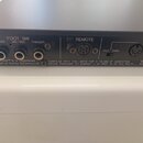 Záběr na zadní panel černého elektronického zařízení. Jsou zde viditelné konektory s popisky FOOT SW (BYPASS, INC / DEC, TRIGGER), REMOTE (OUT, THRU)…