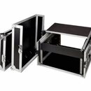 Otevřený transportní flightcase černé barvy s hliníkovými hranami a kovovým kováním. Case obsahuje vyjímatelný vnitřní šuplík a odklápěcí víko. Na po…