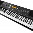 Černý digitální klavír s bílými a černými klávesami. Na ovládacím panelu je vidět logo YAMAHA a označení modelu PSR-E373. Nástroj obsahuje displej, n…