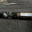 Zadní panel černého komba s ovládacími prvky a konektory. Je zde viditelný nápis SPEAKER OUT, označení Model NINJA 102 50G a S/N M3B00406 s datem 01-…