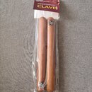 Dvě dřevěné rytmické klaves v hnědé barvě, balené v originální plastové obalovce. Na horním papírovém pásku je nápis LP LATIN PERCUSSION INC. a TRADI…