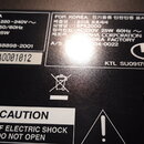 Fotografie detailu štítku s technickými specifikacemi zařízení. Jsou zde viditelné nápisy „FOR CHINA“, „FOR KOREA“ a „FOR JAPAN“, značka „YAMAHA CORP…