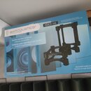 Fotografie znázorňuje krabici s produktem značky ISOACOUSTICS, na které je nápis „Sound quality by design“ a označení modelu ISO-155. Na obalu je tex…