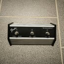 Stříbrný kytarový efektový pedál s černým rámem a vrškem z broušeného hliníku. Na levé straně je bílé logo Fender a vpravo nápis FENDER MUSICAL INSTR…