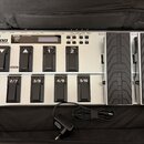 Stříbrný MIDI pedál s černými spínači a dvěma expresními pedály. Na zařízení je nápis Roland FC-300 MIDI FOOT CONTROLLER a na expresních pedálech log…
