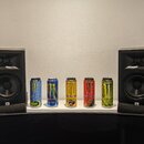 Dva černé studiové monitory s hornovými výškami a basovými membránami. Oba jsou umístěny na černých podložkách s bílým nápisem JBL. Mezi reproduktory…