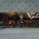 Fotografie zachycuje vnitřek přístroje s viditelnými elektronickými komponenty. Vlevo je umístěn transformátor s nápisy „TA 51-301914“ a „BREVETÉ S.G…