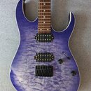 Modrá elektrická kytara s výraznou strukturou plamenového javoru na topu. Nástroj má dva humbuckery, hриф z tmavého dřeva s bílými tečkovanými značka…