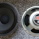 Dvě reproduktorové jednotky v kovovém rámu. Pravý reproduktor má na středovém krytu logo CELESTION a nápisy ROCKET 50 a G12E-50, v dolní části je dro…