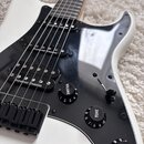 Bílá elektrická kytara s černým pickguardem a černým hardwarem. Na všech třech snímačích je bílý nápis seymour Duncan. Kytara má jeden oválkový knofl…