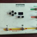 Na fotografii jsou dva kousky vybavení: modrý efekt pedál značky BOSS s nápisem Blues Driver BD-2 a bílý loop switch. Na pedálu jsou tři ovládací kno…