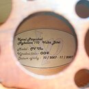 Detailní pohled na štítek uvnitř dřevěného nástroje. Na štítku je nápis „Karel Pospichal Hybešova 110 Velká Bíteš“, „Model: OV Vku“, „Výrobní číslo:…