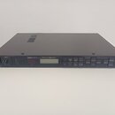 Šedý rackový efektový procesor s kovovým šasi. Na předním panelu je nápis YAMAHA MULTI-EFFECT PROCESSOR SPX900, malý displej a řada ovládacích tlačít…