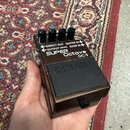 Hnědý efekt pedál značky BOSS s modelem SUPER Octave OC-3. Na horní části jsou čtyři černé ovládací knoflíky a nápisy DIRECT OUT, GUITAR IN, OUTPUT (…