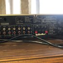 Zadní strana zlatého audio zesilovače značky PIONEER, model AMPLIFIER MODEL A-X5. Na zadním panelu jsou různé vstupy a výstupy, včetně RCA konektorů…