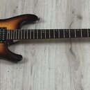 Elektrická kytara s projem javorového dřeva a tmavě hnědým přechodem k okrajům (sunburst). Na hlavě je bílý nápis Dimarzio. Nástroj má dva humbuckery…