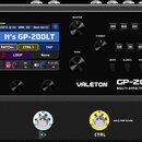 Černý multi-efektový procesor s nápisy VALETON a GP-200LT MULTI-EFFECTS PROCESSOR. Zařízení má digitální displej s textem It's GP-200LT, několik ovlá…