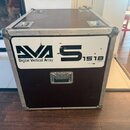 Černý transportní case s hliníkovými hranami a kovovými rohy. Na přední straně je bílý štítek s nápisy „AVA Digital Vertical Array“ a „S 1518“. Case…
