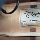 Detail vnitřní štítku akustické kytary zC světlého dřeva. Na bílém štítku je černý nápis Takamine - SINCE 1962 - a označení Model: EF381SC. Dole je t…