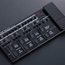 Černý multifunkční kytarový procesor s nápisem BOSS ME-90 GUITAR MULTI-EFFECTS. Zařízení obsahuje řadu ovládacích knofíků, přepínačů a pět stoupacích…