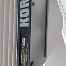 Detailní pohled na černý přístroj s bílým nápisem KORG. Na stříbrném štítku je uveden text: PERFORMANCE SIGNAL PROCESSOR, MODEL A5 GTR, SERIAL NO. 04…