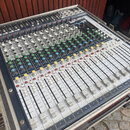 Modromodrý mixážní pult s bílými posuvníky a ovládacími knoflíky v různých barvách (bílá, zelená, modrá, žlutá). V pravém horním rohu je nápis Soundc…