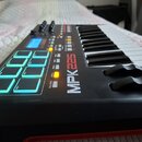 Černý MIDI kontrolér s klávesnicí, osmi podsvícenými pady a dvěma ovládacími koly. Na povrchu je bílý nápis MPK225 a označení padů od PAD 1 do PAD 8.…