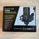 Fotografie znázorňuje kartónovou krabici s produktem. Na černé části obalu je bílý a zelený nápis // LCT 440 PURE THE ESSENCE OF A TRUE CONDENSER MIC…