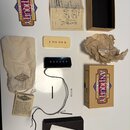 Sada příslušenství k elektrokitárám, která obsahuje dva snímače (jeden krémový a jeden černý), textilní pytel s logem ANTIQUITY, kartonovou krabici a…