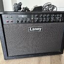 Černý kytarový kombozesilovač s látkovým předním krytem a logem Laney. Horní ovládací panel nese nápis IRONHEART a obsahuje řadu přepínačů, potenciom…