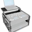 Fotografie znázorňuje přenosný hliníkový flightcase s černou horní deskou, na které je umístěn otevřený notebook. V horním oddíle kufru je umístěn st…
